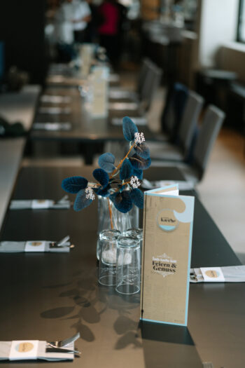 Gedeckter Tisch mit Menükarte